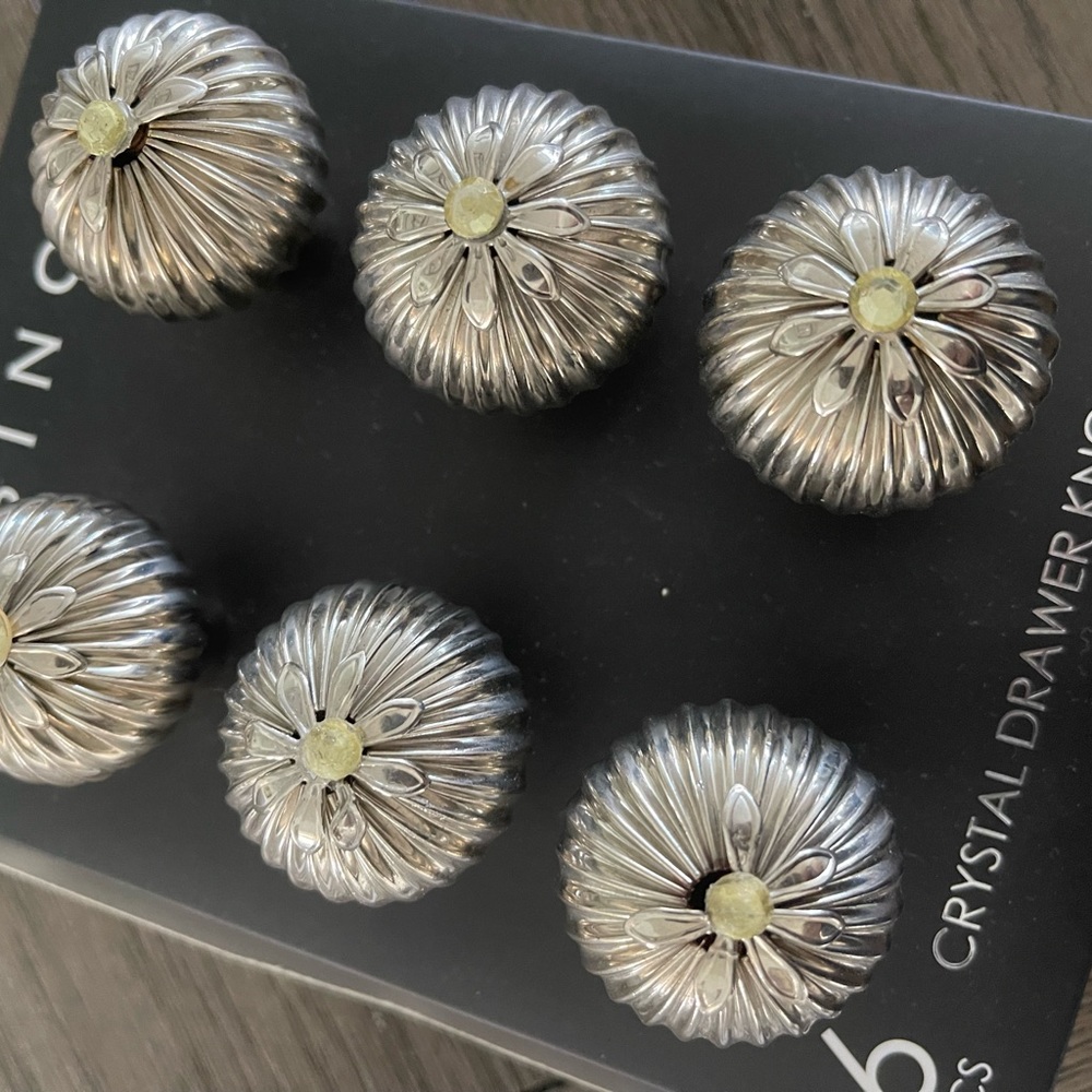 Cabinet knobs - Picture 2 of 5